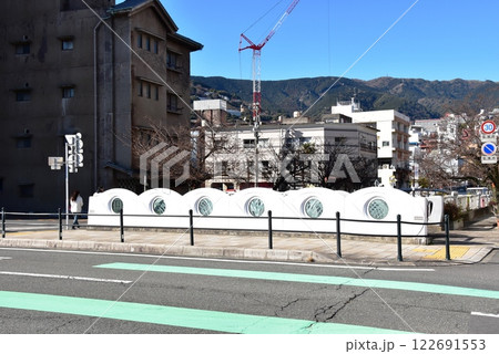 熱海市　熱海渚橋と国道135号線と街並み 122691553