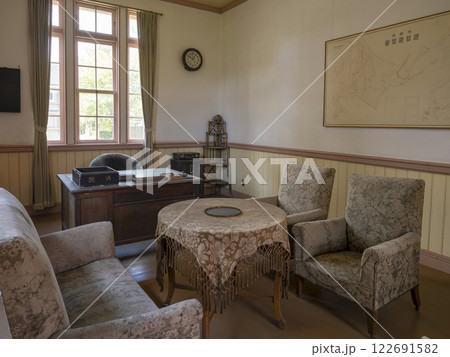 旧浦河支庁庁舎内の支庁長室　北海道開拓の村 122691582