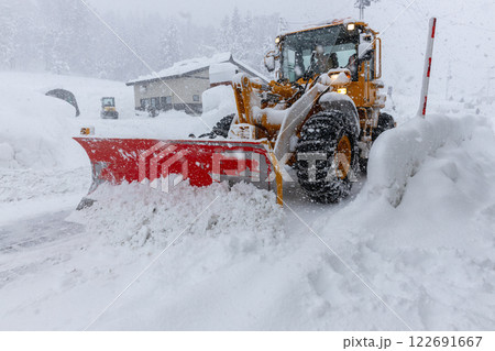 道路の雪を押す除雪車 122691667