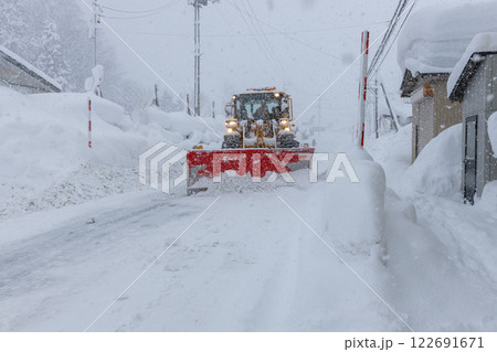 道路の雪を押す除雪車 122691671