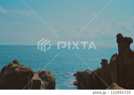 岩場から見える海 122691720