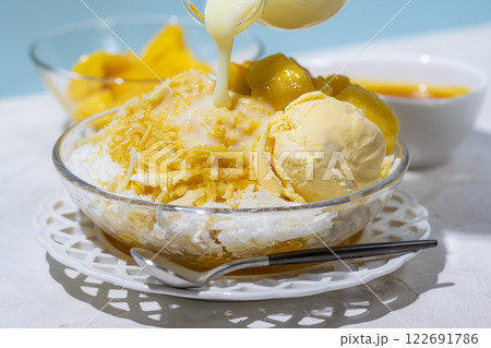 マンゴーとバニラアイスがトッピングされた台湾風ミルクかき氷 マンゴーとバニラアイスがトッピングされた台湾風ミルクかき氷 122691786