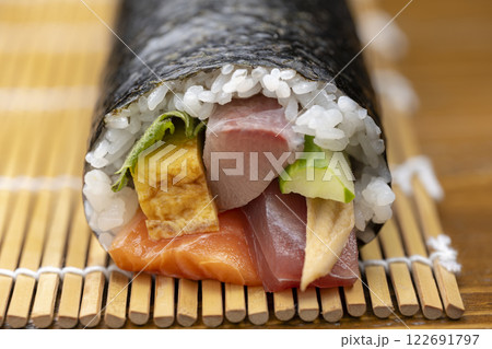 恵方巻を手作りで楽しむ縁起物の海鮮巻き寿司 122691797