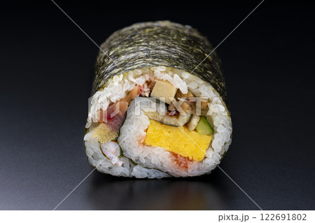 黒背景に縁起物の恵方巻の断面クローズアップ 122691802