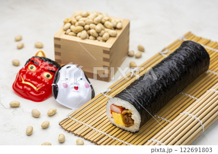 節分に食べる恵方巻と福豆 節分に食べる恵方巻と福豆 122691803