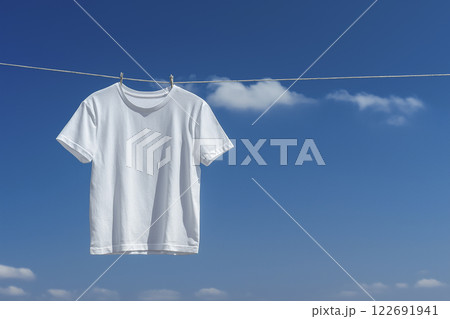 青空の下で白いTシャツが風に揺れる洗濯日和「AI生成画像」 青空の下で白いTシャツが風に揺れる洗濯日和「AI生成画像」 122691941