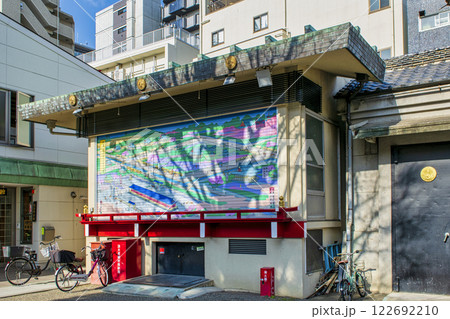 東京都台東区　矢先稲荷神社　三十三間堂復元図　日本馬乗史100枚の天井絵が奉納されている神社 122692210