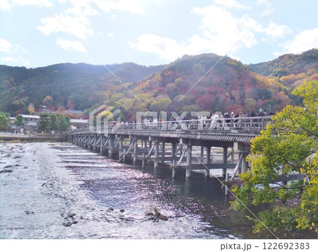 秋の嵐山 渡月橋 秋の嵐山 渡月橋 122692383