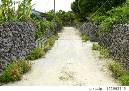 竹富島の石垣のある路地　　沖縄の風景 122692546