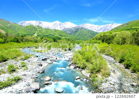 新緑の松川と北アルプス 122692607