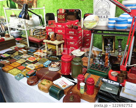 ヴィンテージ雑貨が並ぶアンティーク市場 122692752