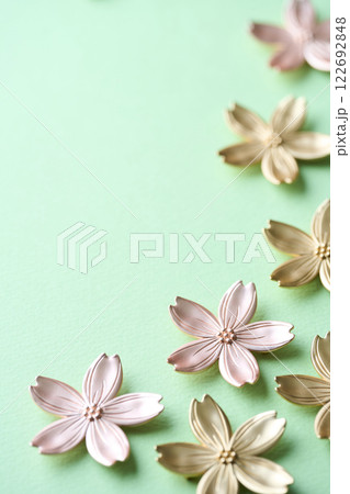 桜の花びらのオブジェクト　春のイメージ 122692848