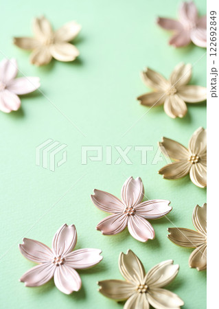 桜の花びらのオブジェクト　春のイメージ 122692849