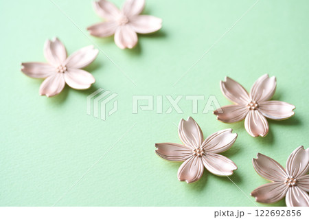 桜の花びらのオブジェクト　春のイメージ 122692856