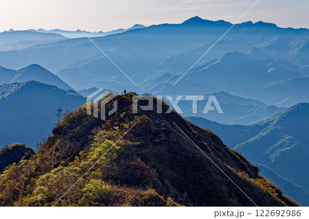 谷川岳・西黒尾根から見る上州武尊山と日光の山並み 122692986