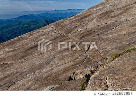 谷川岳西黒尾根・氷河の跡から遠望する富士山 122692987