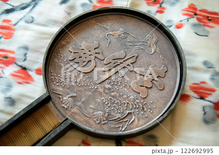 着物と古い工芸品の銅鏡 122692995
