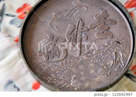 着物と古い工芸品の銅鏡 着物と古い工芸品の銅鏡 122692997