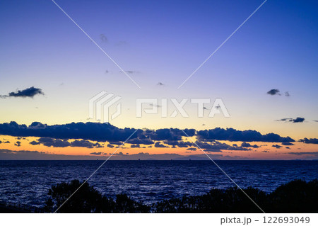 兵庫県明石海峡の夕暮れ。淡路島を背景に日が沈んでいく 122693049