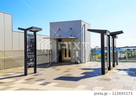 羽田イノベーションシティの1Fパーキングと2Fコリドーを昇降する屋外用エレベーター 羽田イノベーションシティの1Fパーキングと2Fコリドーを昇降する屋外用エレベーター 122693173