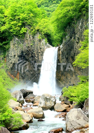 新緑の苗名滝 122693181