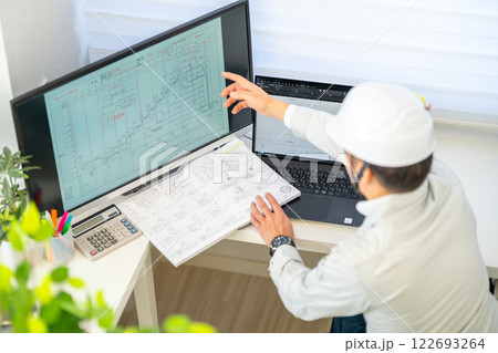 工事工程表を説明する男性主任技術者　ネットワーク工程表　工事監理　作業服 122693264