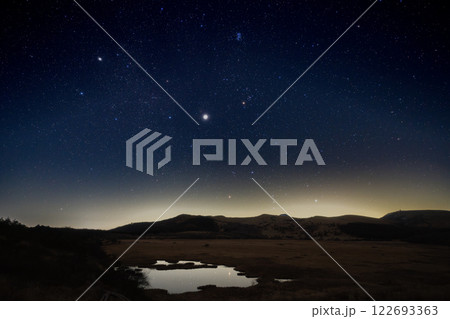 湿原に映る星 霧ヶ峰八島湿原から見る冬の星空とオリオン座 122693363