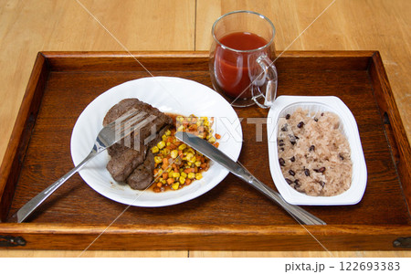 ヒレ肉ステーキと赤飯でおせちにあきた日の単身者の昼ご飯 ヒレ肉ステーキと赤飯でおせちにあきた日の単身者の昼ご飯 122693383