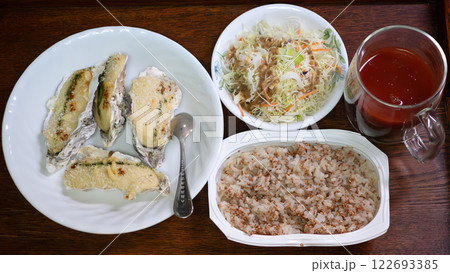 牡蠣グラタンとサラダで少し豪華に単身者の夜ご飯 牡蠣グラタンとサラダで少し豪華に単身者の夜ご飯 122693385