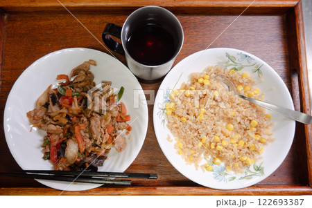 やさい炒めとバターコーンライスで単身者の夜ご飯 やさい炒めとバターコーンライスで単身者の夜ご飯 122693387