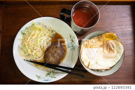生野菜を添えたハンバーグと玉子焼き丼で単身者の夜ご飯 生野菜を添えたハンバーグと玉子焼き丼で単身者の夜ご飯 122693391