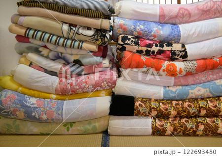積み上げられた布団や毛布 122693480