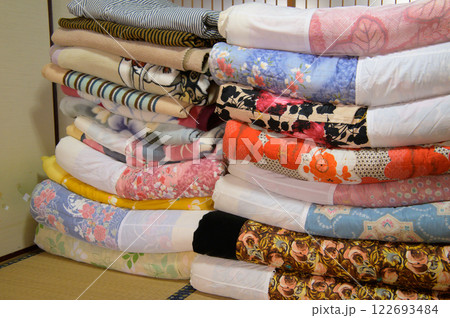 積み上げられた布団や毛布 122693484