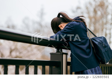 悩みを抱える制服姿の高校生・中学生・女子高生 悩みを抱える制服姿の高校生・中学生・女子高生 122693501