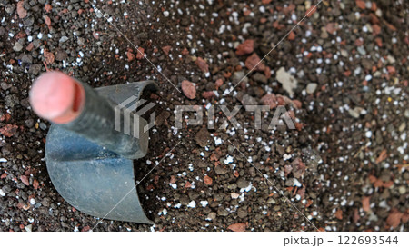 Soil, nutrient substrate and a scoop for transplanting potted plants with a composition of baking powder 122693544