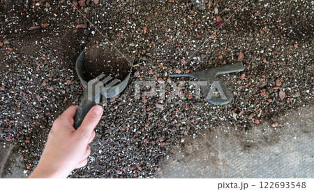 Soil, nutrient substrate and a scoop for transplanting potted plants with a composition of baking powder 122693548