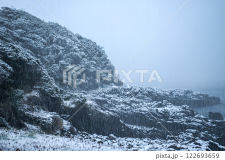 <五島の冬>雪の鐙瀬溶岩海岸の海景 <五島の冬>雪の鐙瀬溶岩海岸の海景 122693659