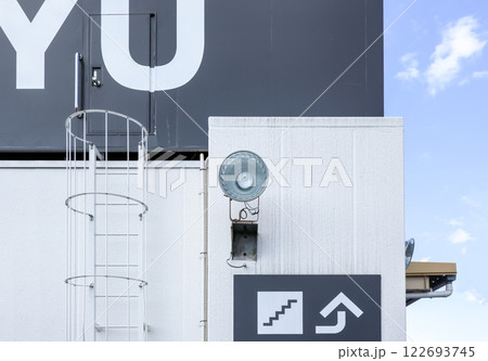 壁面に取り付けられた防水仕様の屋外ライト 壁面に取り付けられた防水仕様の屋外ライト 122693745