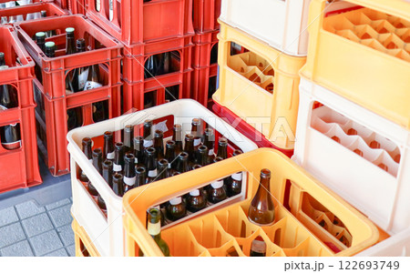 回収された複数のビール瓶が整然と並ぶ光景 回収された複数のビール瓶が整然と並ぶ光景 122693749