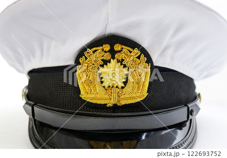 日本の交通指導隊が着用する公式帽子の紋章のクローズアップ 122693752