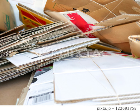 リサイクルのために集められた段ボール箱 リサイクルのために集められた段ボール箱 122693758