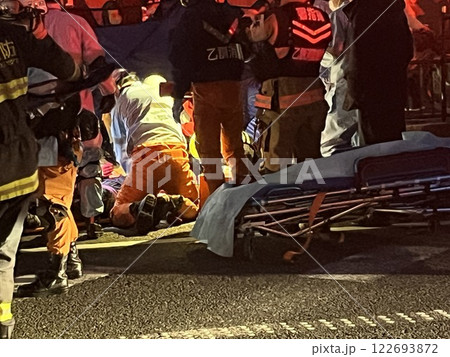 救急隊員による心肺蘇生措置 122693872