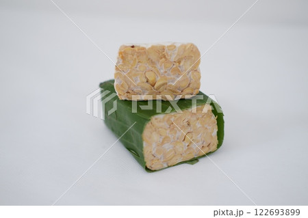 Tempeh is a traditional Indonesian food made from soybeans fermented with the Rhizopus oligosporus fungus 122693899