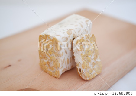 Tempeh is a traditional Indonesian food made from soybeans fermented with the Rhizopus oligosporus fungus 122693909