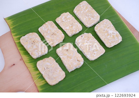 Tempeh is a traditional Indonesian food made from soybeans fermented with the Rhizopus oligosporus fungus 122693924