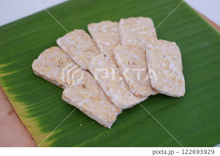 Tempeh is a traditional Indonesian food made from soybeans fermented with the Rhizopus oligosporus fungus 122693929