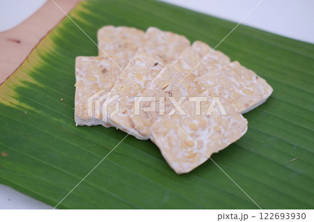 Tempeh is a traditional Indonesian food made from soybeans fermented with the Rhizopus oligosporus fungus 122693930