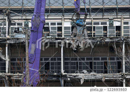工場の解体現場 大割圧搾機の作業風景 工場の解体現場 大割圧搾機の作業風景 122693980