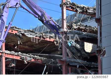 工場の解体現場　大割圧搾機の作業風景 122693987