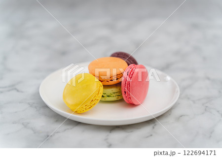 白いお皿に乗ったカラフルなマカロン 白いお皿に乗ったカラフルなマカロン 122694171